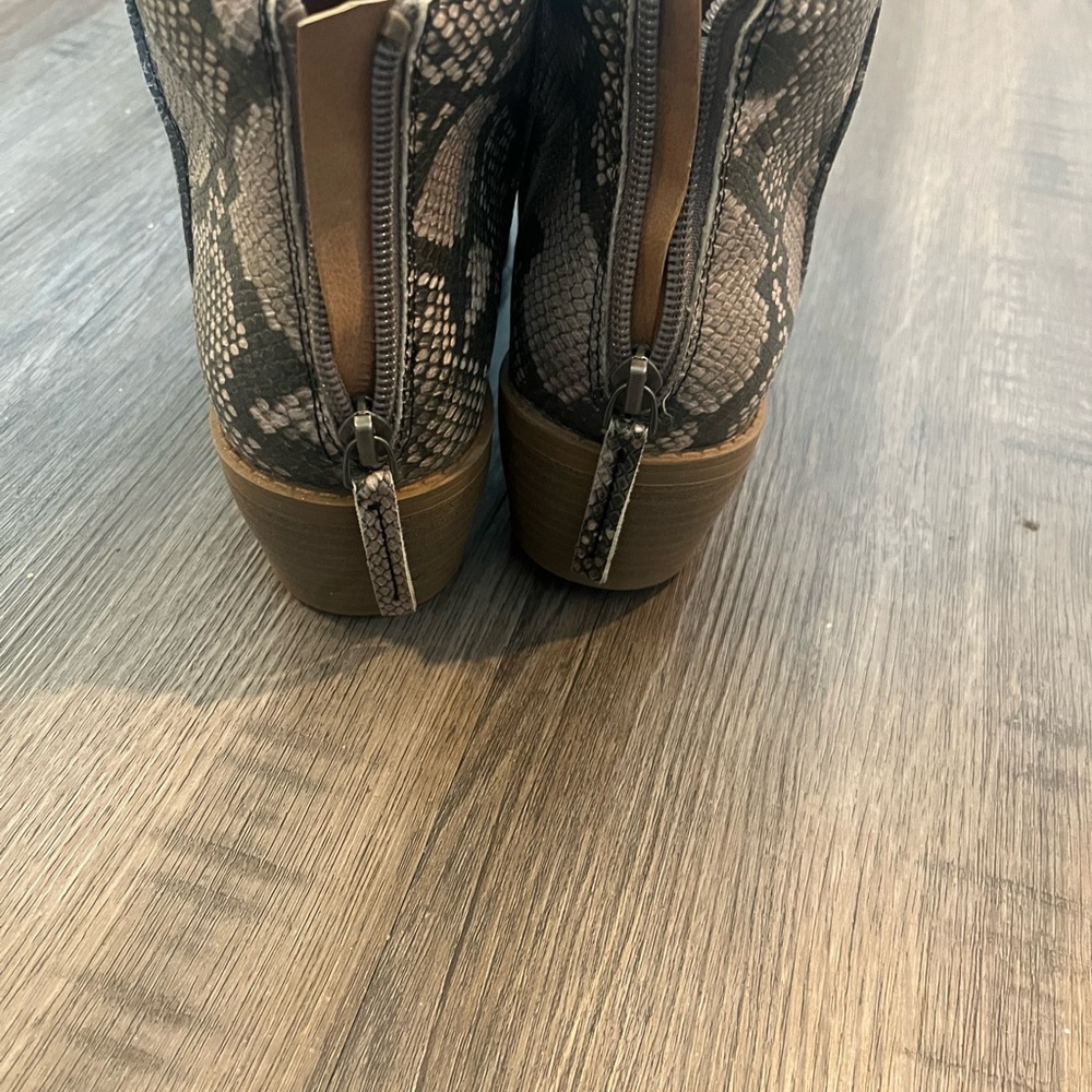 Dolcetta Snake Skin Boots Size 8 - Picture 2 of 5